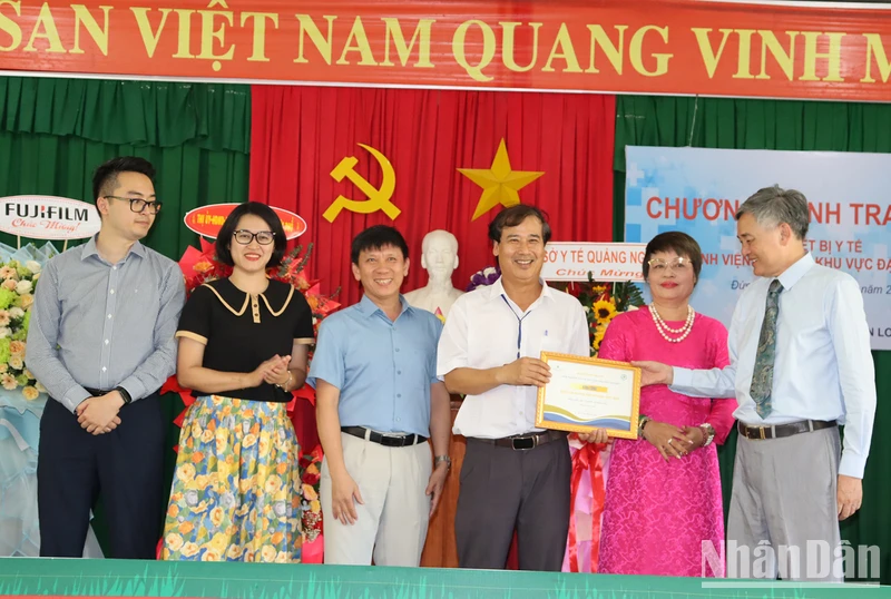 Gia đình Giáo sư, Tiến sĩ, Nhà giáo Nhân dân Đào Văn Long trao biểu trưng tặng hệ thống máy siêu âm thế hệ mới cho lãnh đạo Bệnh viện Đặng Thùy Trâm.