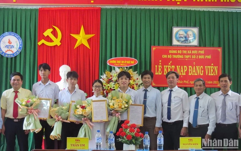 Thời gian gần đây, công tác phát triển đảng viên là học sinh trung học phổ thông ở Quảng Ngãi được các cấp ủy, tổ chức đảng quan tâm đúng mức.