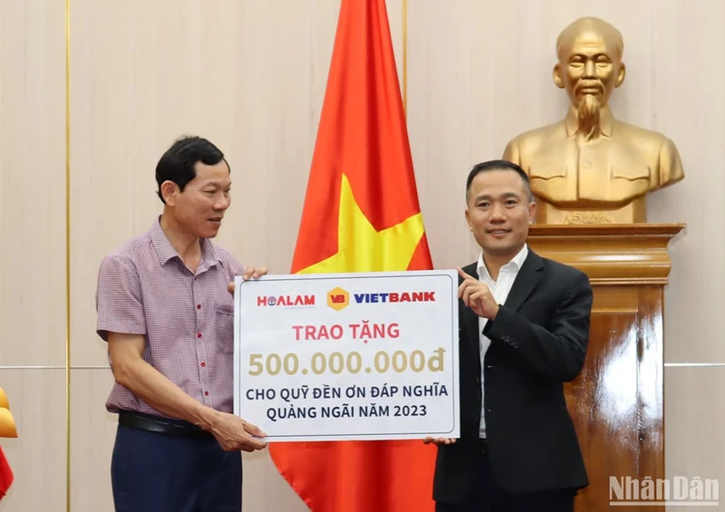 Tập đoàn Hoa Lâm ủng hộ 500 triệu đồng đồng vào Quỹ “Đền ơn đáp nghĩa” tỉnh Quảng Ngãi năm 2023.