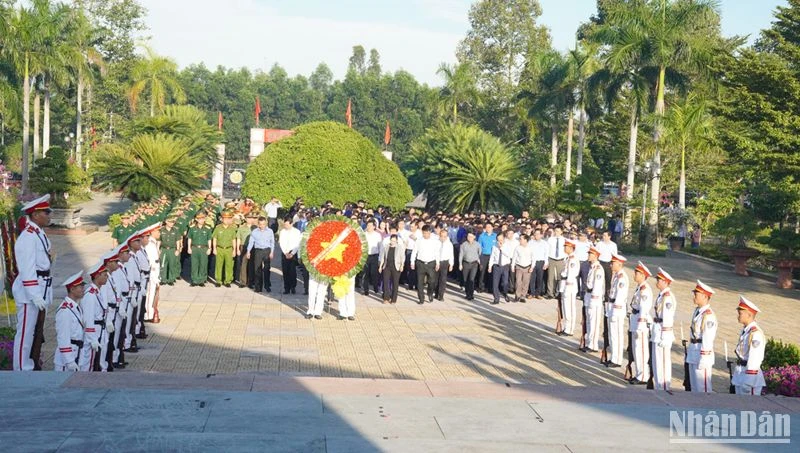 Lãnh đạo tỉnh Quảng Ngãi và các đoàn đại biểu dâng hoa viếng các Anh hùng liệt sĩ tại Nghĩa trang liệt sĩ tỉnh Quảng Ngãi