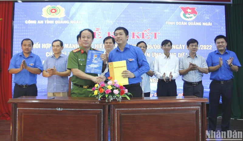 Lãnh đạo Công an tỉnh Quảng Ngãi và Tỉnh đoàn Quảng Ngãi ký kết kế hoạch phối hợp đẩy mạnh thực hiện Đề án 06. 