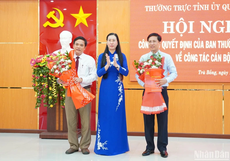 Bí thư Tỉnh ủy Quảng Ngãi Bùi Thị Quỳnh Vân trao quyết định, tặng hoa chúc mừng tân Bí thư Huyện ủy Trà Bồng và tân Chánh Văn phòng Tỉnh ủy Quảng Ngãi. 