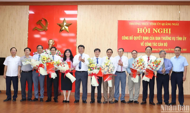 Tập thể Ban Thường vụ Tỉnh ủy Quảng Ngãi chúc mừng 7 Tỉnh ủy viên được phân công nhận nhiệm vụ mới. 