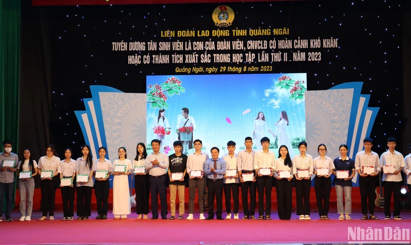 Lãnh đạo tỉnh Quảng Ngãi và Liên đoàn Lao động tỉnh Quảng Ngãi trao quà, động viên các tân sinh viên. 