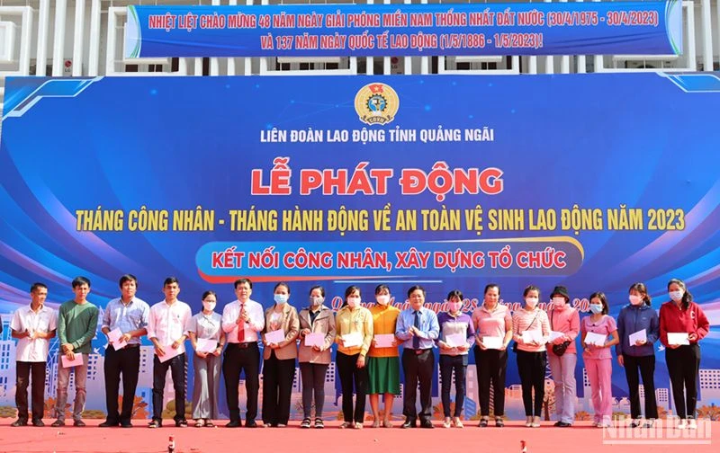 Lãnh đạo tỉnh Quảng Ngãi và Liên đoàn lao động tỉnh Quảng Ngãi tặng quà cho cho công nhân, người lao động có hoàn cảnh khó khăn. 