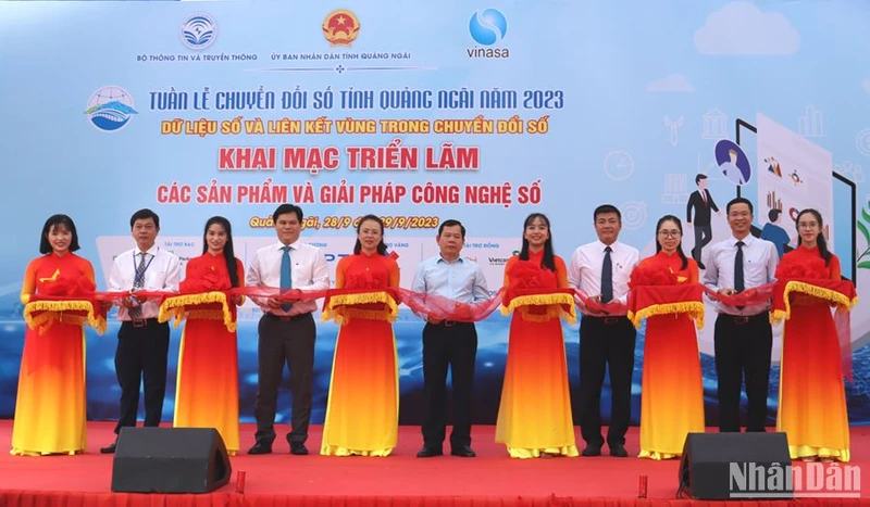 Lãnh đạo tỉnh Quảng Ngãi, các sở ngành và đại diện doanh nghiệp cắt băng khai mạc triển lãm sản phẩm và giải pháp công nghệ số. 
