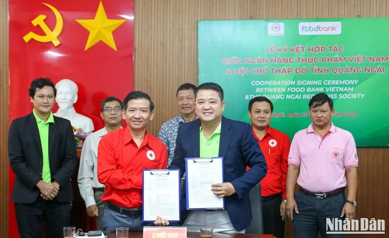 Lãnh đạo Hội Chữ thập đỏ tỉnh Quảng Ngãi và Ngân hàng thực phẩm Việt Nam ký kết Chương trình hỗ trợ người yếu thế tiếp cận nguồn thực phẩm cộng đồng.