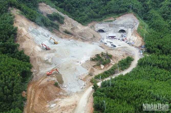 Việc áp dụng phương pháp đào hầm mới giúp việc thông hầm số 2 dài 698m (thuộc gói thầu XL02) dự án cao tốc Quảng Ngãi-Hoài Nhơn được rút ngắn 4 tháng so với kế hoạch ban đầu. 