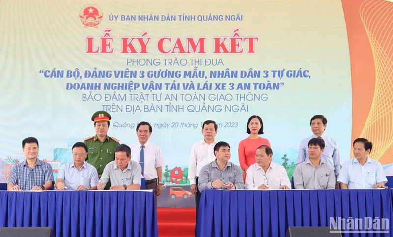 Lãnh đạo các huyện, thị xã, thành phố trên địa bàn tỉnh Quảng Ngãi ký cam kết thực hiện tốt phong trào thi đua. 