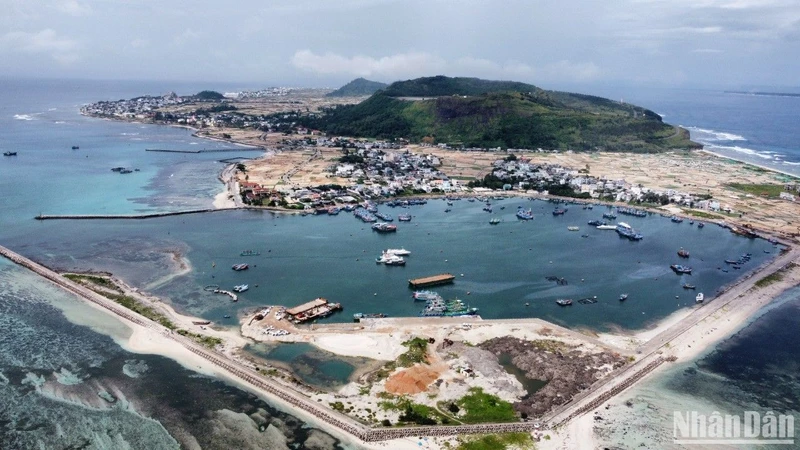 Vũng neo đậu tàu thuyền Lý Sơn đóng vai trò quan trọng đối với tàu cá trong việc tránh trú bão và phát triển kinh tế-xã hội huyện đảo. 