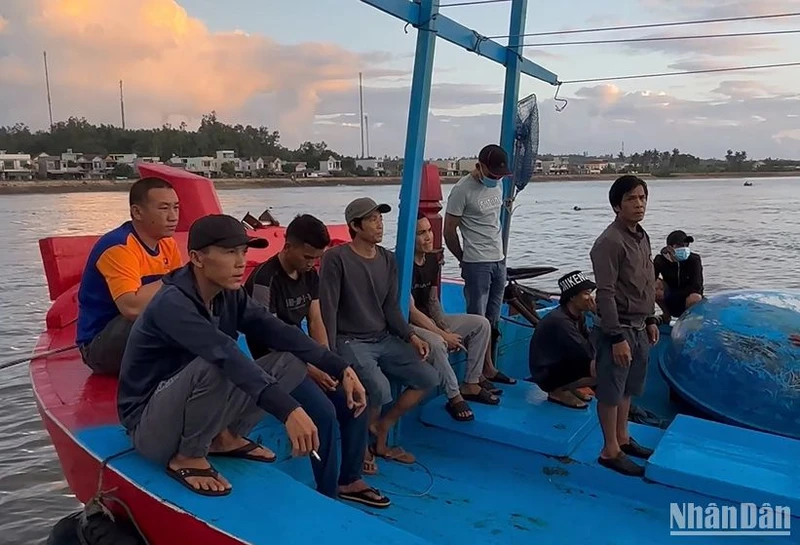 Các ngư dân Quảng Ngãi bị chìm tàu khi đang hành nghề trên biển được đưa vào bờ an toàn.