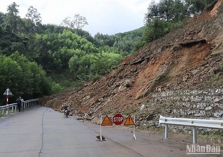 Sạt lở nghiêm trọng tại đèo Eo Chim, thuộc tỉnh lộ 624, đoạn qua địa bàn xã Thanh An, huyện miền núi Minh Long (Quảng Ngãi).