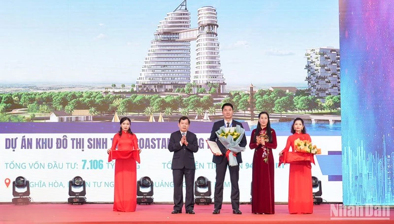 Lãnh đạo tỉnh Quảng Ngãi trao quyết định chủ trương đầu tư, chấp thuận nhà đầu tư cho đại diện lãnh đạo Công ty TNHH đầu tư kinh doanh bất động sản NHSLAND.