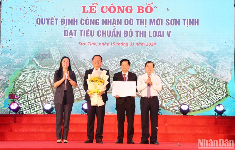 Lãnh đạo Tỉnh ủy và Ủy ban nhân dân tỉnh Quảng Ngãi trao Quyết định công nhận đô thị mới Sơn Tịnh đạt tiêu chuẩn loại 5 cho lãnh đạo huyện Sơn Tịnh. 