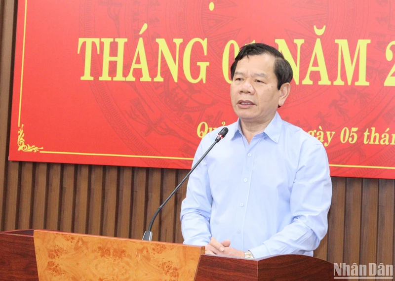 Chủ tịch Ủy ban nhân dân tỉnh Quảng Ngãi Đặng Văn Minh phát biểu tại phiên họp. 