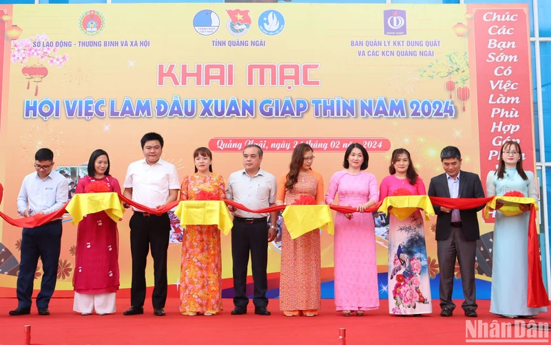 Lãnh đạo tỉnh Quảng Ngãi cùng các sở, ban ngành và đại diện doanh nghiệp cắt băng khai mạc Hội việc làm đầu Xuân Giáp Thìn 2024. 