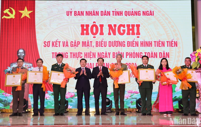 Lãnh đạo tỉnh Quảng Ngãi trao Bằng khen của Ủy ban nhân dân tỉnh cho các tập thể, cá nhân có thành tích trong thực hiện Ngày Biên phòng toàn dân, giai đoạn 2019-2024.