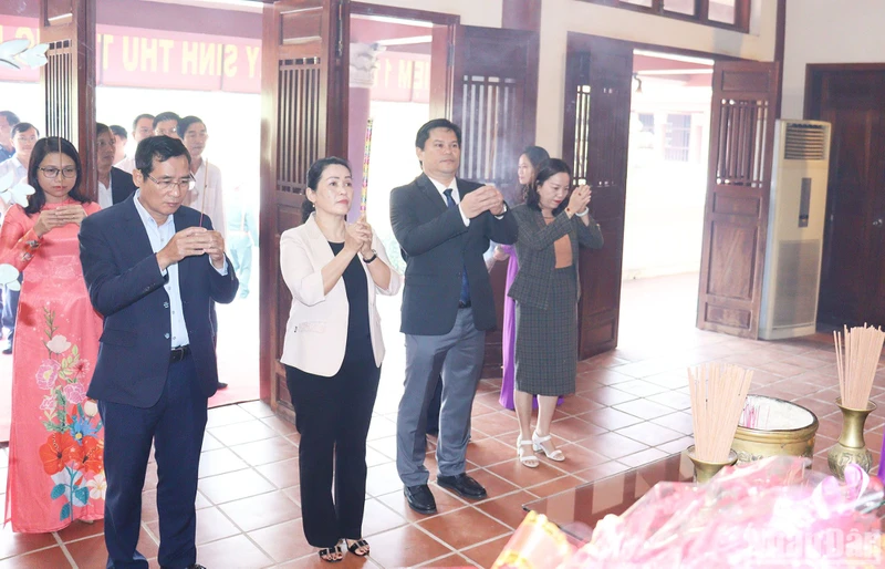 Lãnh đạo tỉnh Quảng Ngãi thành kính dâng hương bày tỏ lòng kính trọng và biết ơn sâu sắc công lao to lớn của Thủ tướng Phạm Văn Đồng. 