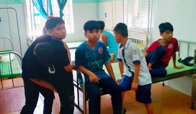 Các học sinh được theo dõi tại Trung tâm y tế huyện Nghĩa Hành.