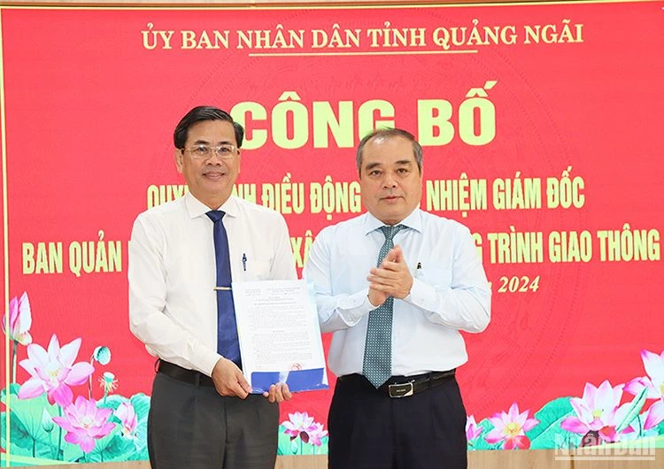 Lãnh đạo Ủy ban nhân dân tỉnh Quảng Ngãi trao Quyết định điều động và bổ nhiệm đồng chí Ngô Văn Dụng giữ chức Giám đốc Ban Ban Quản lý đầu tư xây dựng các công trình giao thông tỉnh Quảng Ngãi.