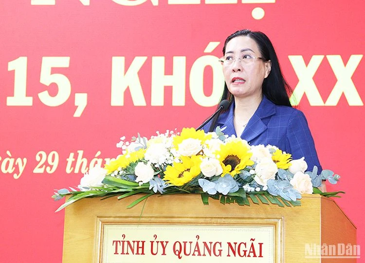 Đồng chí Bùi Thị Quỳnh Vân, Ủy viên Trung ương Đảng, Bí thư Tỉnh ủy, Chủ tịch Hội đồng nhân dân tỉnh Quảng Ngãi phát biểu tại Hội nghị.