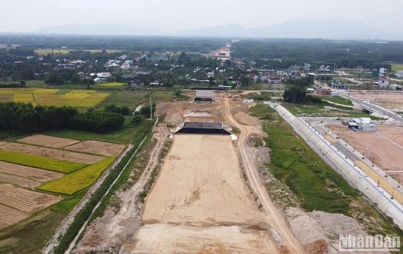 Đến thời điểm này, dự án cao tốc Quảng Ngãi- Hoài Nhơn, đoạn qua Quảng Ngãi vẫn còn 4,94ha chưa giải phóng mặt bằng, ảnh hưởng đến tiến độ thi công. 