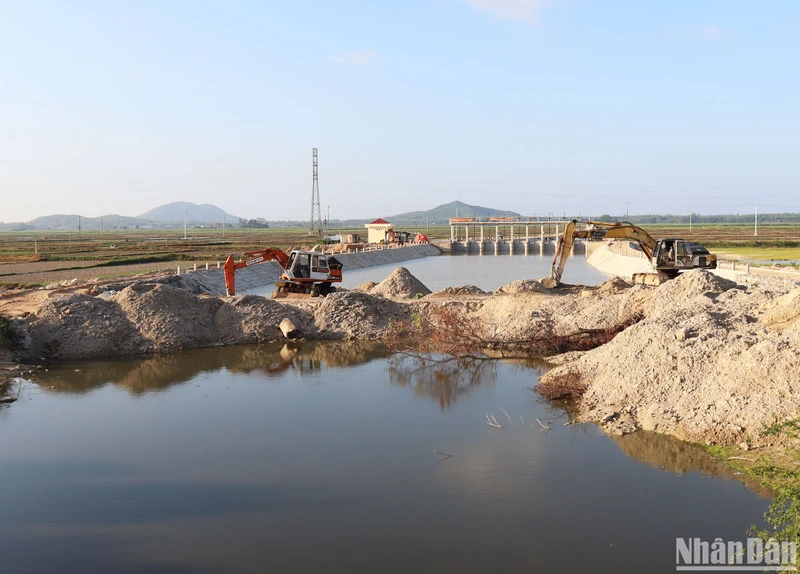 Nhiều địa phương ở Quảng Ngãi đang tập trung tu sửa hoàn thiện công trình thủy lợi để đảm bảo nguồn nước cho sản xuất vụ hè thu 2024.