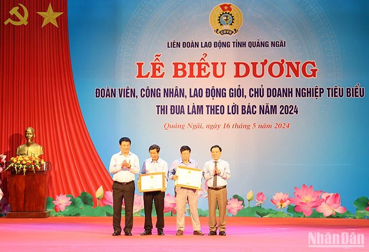 Lãnh đạo tỉnh Quảng Ngãi trao Bằng khen của Ủy ban nhân dân tỉnh cho các chủ doanh nghiệp tiêu biểu thi đua làm theo lời Bác trong Tháng Công nhân năm 2024.
