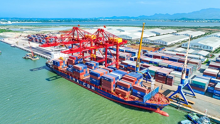 2 cẩu bờ do Doosan Vina sản xuất và bàn giao cho Cảng Chu Lai có thể bốc dỡ container có trọng tải hơn 40 tấn, phù hợp với các tàu hàng 50.000 DWT.