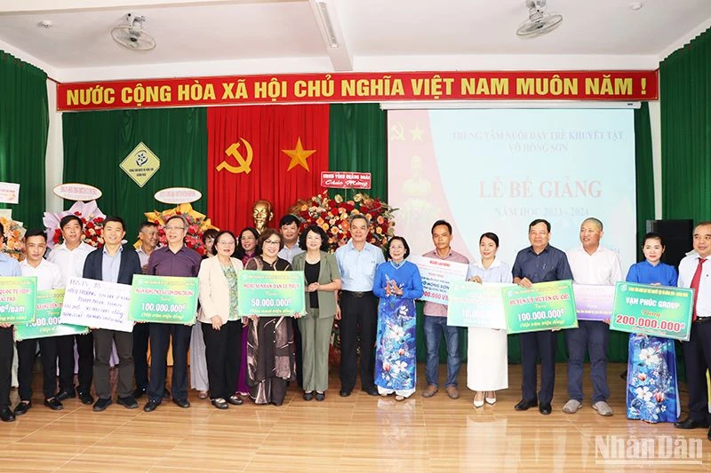 Tại Lễ bế giảng năm học 2023-2024, các cơ quan, đơn vị, doanh nghiệp và nhà hảo tâm ủng hộ cho Trung tâm hơn 2,5 tỷ đồng.