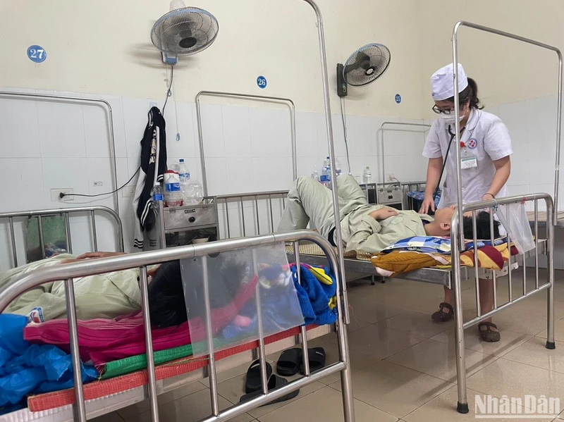 Các bệnh nhân nghi ngộ độc sau khi ăn bánh mì đang được điều trị tại Bệnh viện đa khoa Quảng Ngãi. 