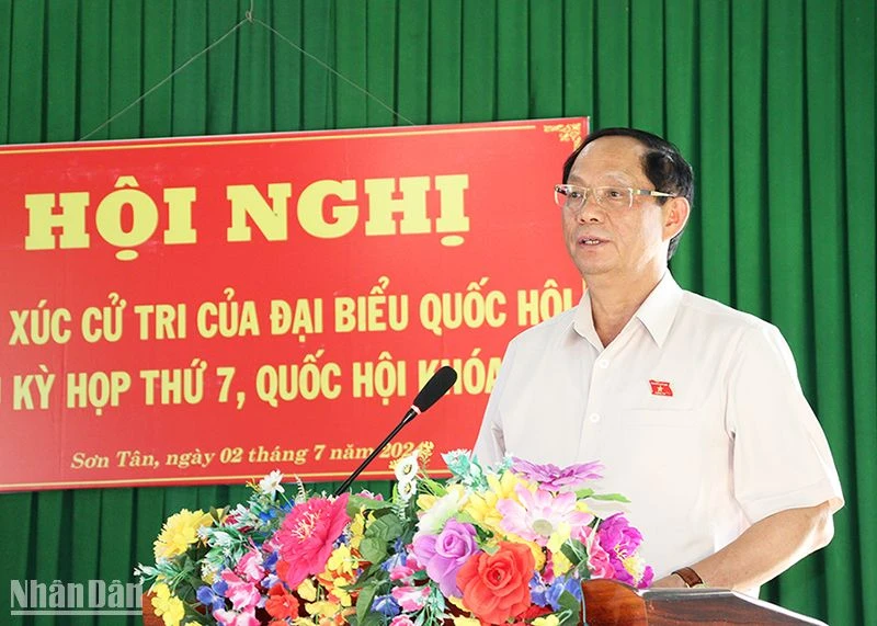 Phó Chủ tịch Quốc hội Trần Quang Phương phát biểu tại Hội nghị tiếp xúc cử tri xã Sơn Tân, huyện miền núi Sơn Tây (Quảng Ngãi).