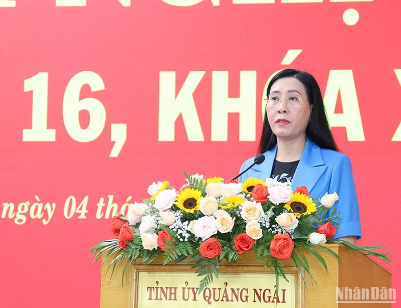 Đồng chí Bùi Thị Quỳnh Vân, Ủy viên Trung ương Đảng, Bí thư Tỉnh ủy, Chủ tịch Hội đồng nhân dân tỉnh Quảng Ngãi phát biểu tại Hội nghị.