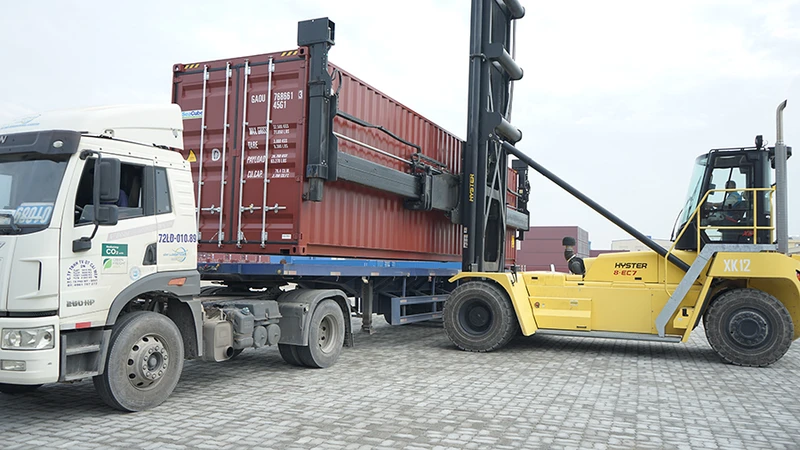 Lô hàng 500 vỏ container đầu tiên được Hòa Phát bàn giao cho đối tác SeaCube. 