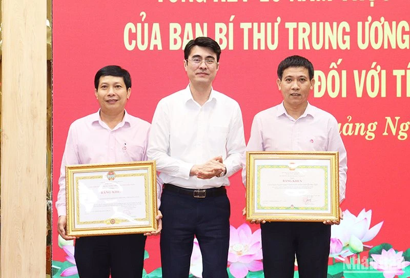 Lãnh đạo Ngân hàng chính sách Việt Nam tặng Bằng khen của Bộ Kế hoạch và Đầu tư và Trung ương Hội Nông dân Việt Nam tặng Bằng khen cho 2 tập thể có thành tích trong triển khai thực hiện Chỉ thị 40-CT/TW.