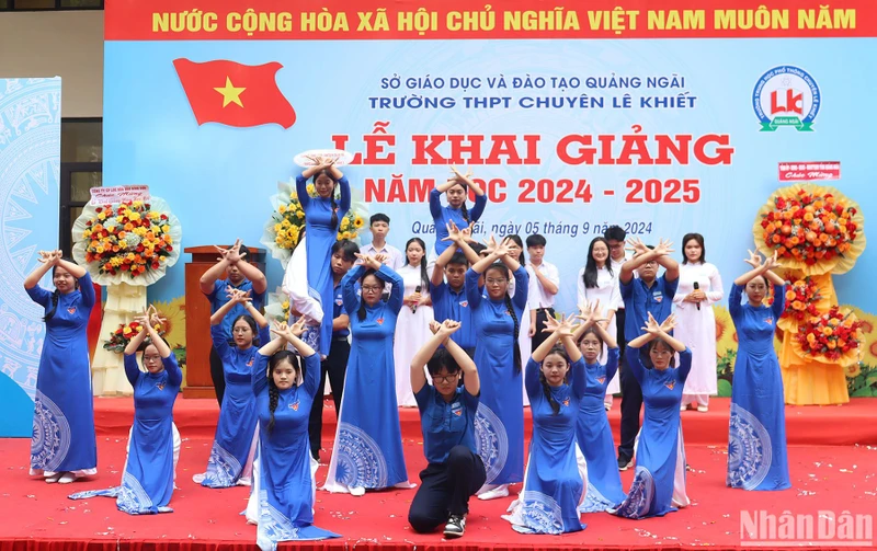 Lễ giảng năm học mới 2024-2025 tại các trường học ở Quảng Ngãi diễn ra trong không khí vui tươi, phấn khởi.