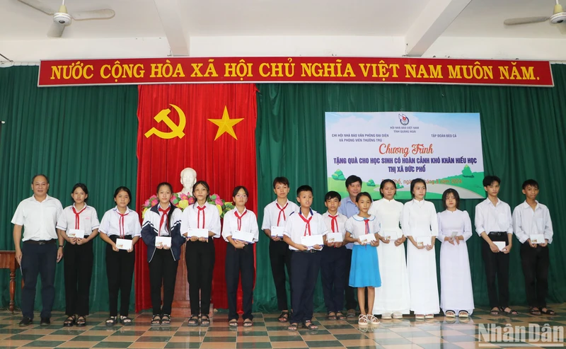 Đại diện Chi hội Nhà báo Văn phòng đại diện và phóng viên thường trú tại tỉnh Quảng Ngãi và Phòng Giáo dục và Đạo tạo thị xã Đức Phổ trao quà tiếp sức học sinh nghèo đến trường.