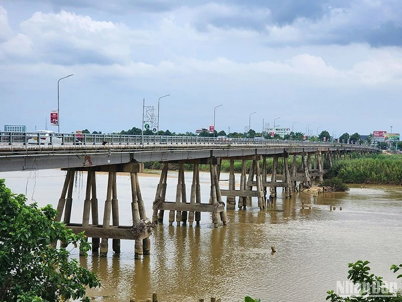 Cầu Trà Khúc 1 bắc qua sông Trà Khúc (thành phố Quảng Ngãi) được xây dựng từ năm 1964, hiện đã bị xuống cấp.