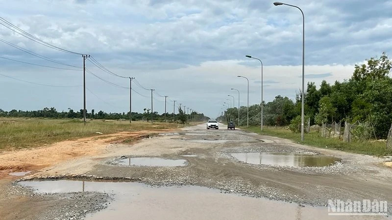 Nhiều tuyến đường giao thông ở địa bàn Khu kinh tế Dung Quất bị xuống cấp nghiêm trọng, cần được đầu tư nâng cấp.