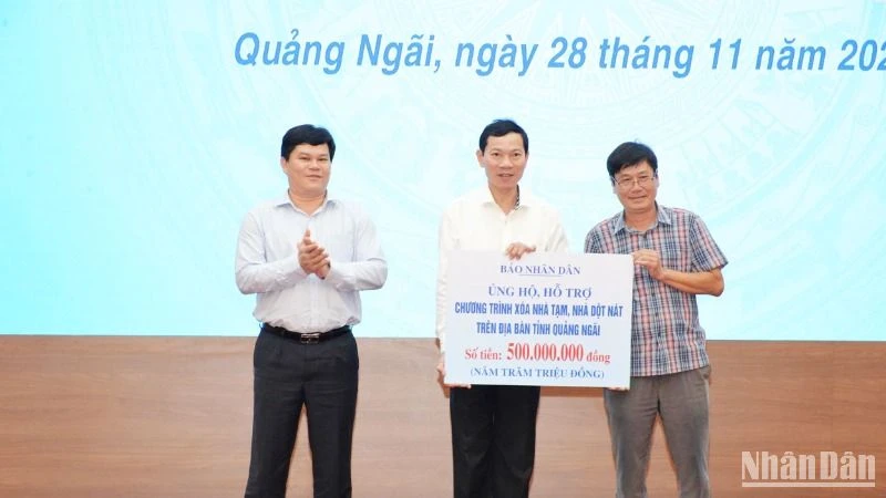 Thừa ủy quyền lãnh đạo Báo Nhân Dân, nhà báo Hiển Cừ, Trưởng Văn phòng đại diện Báo Nhân Dân tại Quảng Ngãi trao biểu trưng số tiền 500 triệu đồng ủng hộ chương trình xóa nhà tạm, nhà dột nát ở Quảng Ngãi.