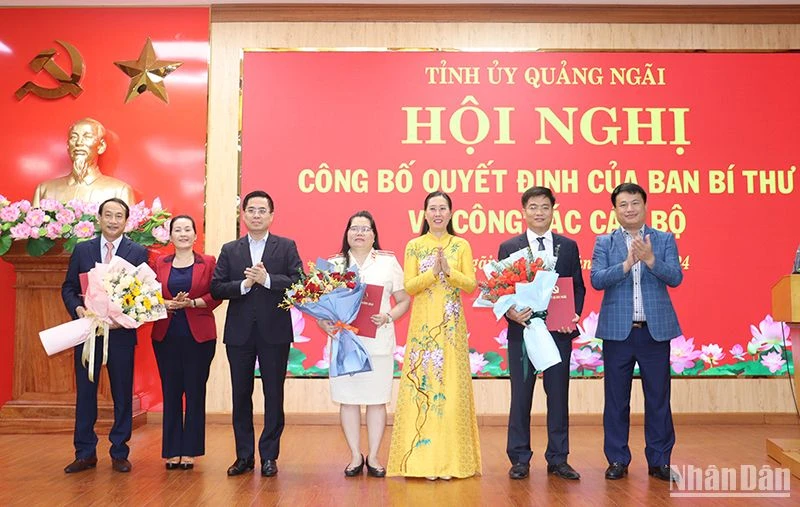 Lãnh đạo tỉnh Quảng Ngãi trao quyết định và tặng hoa chúc mừng 3 đồng chí được Ban Bí thư chỉ định tham gia Ban Chấp hành Đảng bộ tỉnh Quảng Ngãi nhiệm kỳ 2020-2025.