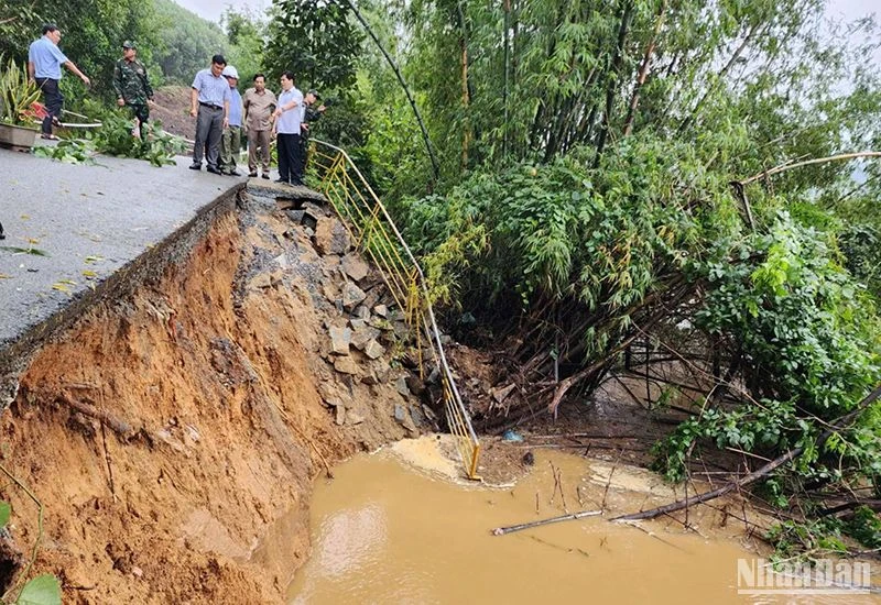 Lũ lớn khiến bờ sông Vệ đoạn qua thôn Thuận Hòa, xã Hành Thịnh, huyện Nghĩa Hành bị sạt lở nặng, xói sâu vào nền đường của tuyến đường ĐT.624B. 