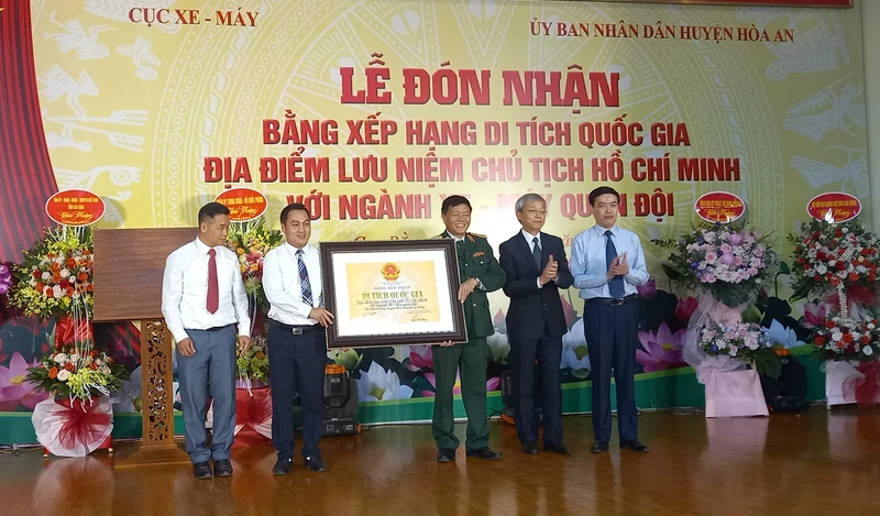 Lãnh đạo Cục Di sản văn hóa, Bộ Văn hóa-Thể thao và Du lịch trao Bằng xếp hạng di tích.