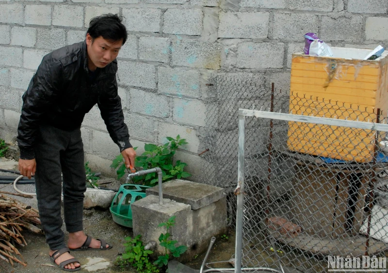 Người dân xóm Đà Vỹ, thị trấn Quảng Uyên, huyện Quảng Hòa, tỉnh Cao Bằng bên vòi nước đã được đưa vào sử dụng, nhưng không có nước.