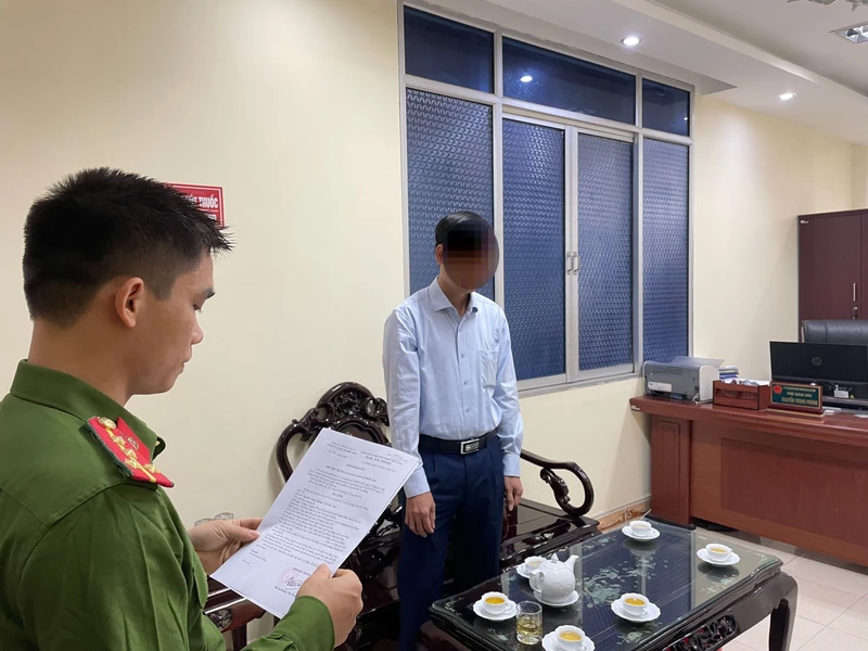 Cơ quan Công an thi hành lệnh khởi tố và bắt tạm giam Phó Giám đốc Sở Tài nguyên và Môi trường tỉnh Cao Bằng. (Ảnh: Công an cung cấp)