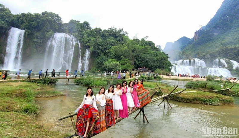 Khu du lịch thác Bản Giốc, xã Đàm Thủy, huyện Trùng Khánh, tỉnh Cao Bằng thu hút đông đảo khách du lịch.