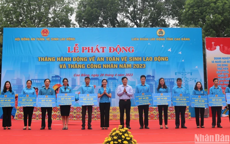 Lãnh đạo Ủy ban nhân dân tỉnh Cao Bằng và Liên đoàn Lao động tỉnh Cao Bằng trao kinh phí hỗ trợ xây dựng nhà "Mái ấm Công đoàn".