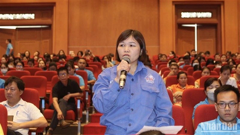 Công nhân lao động tỉnh Cao Bằng kiến nghị với đại biểu Quốc hội. 