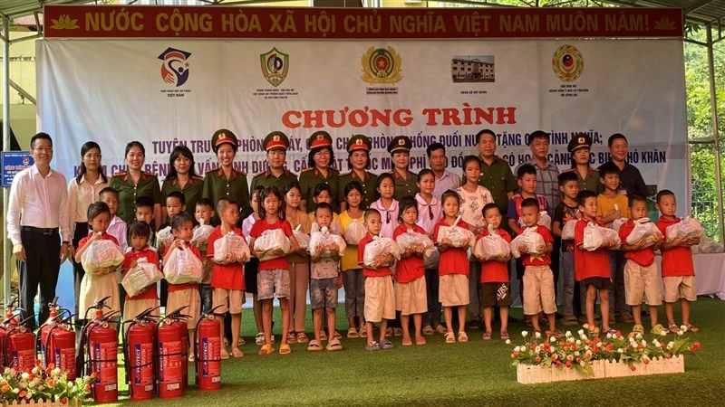 Các đơn vị tặng quà cho học sinh xã biên giới Mỹ Hưng, huyện Quảng Hòa, tỉnh Cao Bằng.