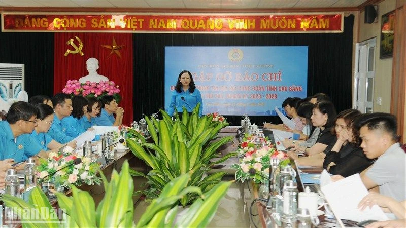 Lãnh đạo Liên đoàn Lao động tỉnh Cao Bằng cung cấp thông tin cho các cơ quan báo chí.